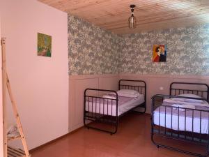 Ένα ή περισσότερα κρεβάτια σε δωμάτιο στο Vintage house Lantia +9 φωτογραφίες