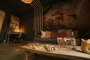 sala de estar con mesa y copas de vino en Bliss insolite Jacuzzi privée 5 min centre ville, en Mulhouse