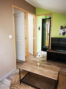 een woonkamer met een salontafel en een tv bij Studio - Chez Ana et Jonathan in Chantonnay +18 foto's