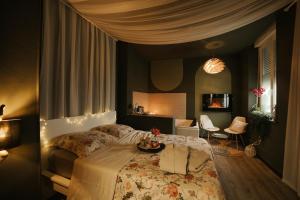 Un dormitorio con una cama con una mesa encima. en Bliss insolite Jacuzzi privée 5 min centre ville, en Mulhouse