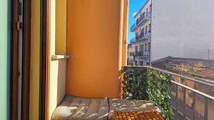 オルビアにあるDomo Ulleriのバルコニーの窓の外にあるベンチ