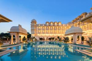 Πισίνα στο ή κοντά στο Wyndham Grand Udaipur Fateh Sagar Lake