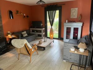 a living room with a couch and a table at Les dunes le Lima in Quend-Plage