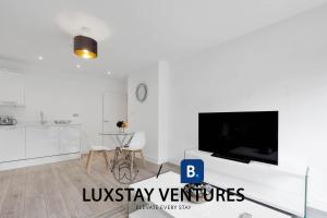 Et tv og/eller underholdning på Spacious 2 BR Apartment - 2 Minutes to Station - 10 Minutes to Harry Potter Studios - 30 Minutes to London Euston - Ideal for Families & Business - Free Parking