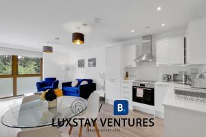 Kuchyň nebo kuchyňský kout v ubytování Spacious 2 BR Apartment - 2 Minutes to Station - 10 Minutes to Harry Potter Studios - 30 Minutes to London Euston - Ideal for Families & Business - Free Parking