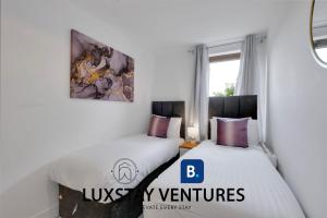 Postel nebo postele na pokoji v ubytování Spacious 2 BR Apartment - 2 Minutes to Station - 10 Minutes to Harry Potter Studios - 30 Minutes to London Euston - Ideal for Families & Business - Free Parking