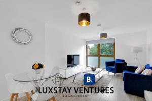 TV a/nebo společenská místnost v ubytování Spacious 2 BR Apartment - 2 Minutes to Station - 10 Minutes to Harry Potter Studios - 30 Minutes to London Euston - Ideal for Families & Business - Free Parking