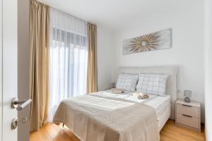 Un dormitorio con una cama con dos animales de peluche encima. en Seaside Cozy Apartment, en Boreti
