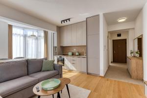 una sala de estar con un sofá y una mesa en Seaside Cozy Apartment, en Boreti 3 fotos más