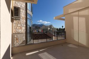 Un balcón con vista a una ciudad en Seaside Cozy Apartment, en Boreti