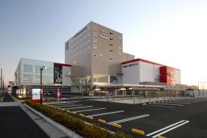 un aparcamiento vacío frente a un edificio en Castle Inn Toyokawa en Toyokawa