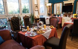 a table with food on it in a room with windows at Hotel Garni Daniela Urich in Schwanenstadt