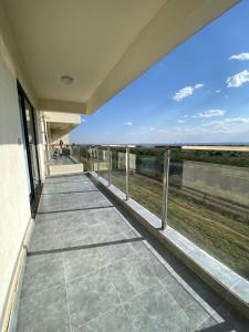 un balcón con vista al mar en Favorite Staycation by Janice - Modern Comfort Near Airport, en Nairobi