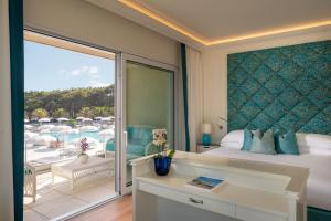 Bazén v ubytování Riviera Resort Hotel nebo v jeho okolí