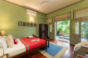 Giường trong phòng chung tại ama stays & Trails - 7 Pines, Kasauli +72 ảnh