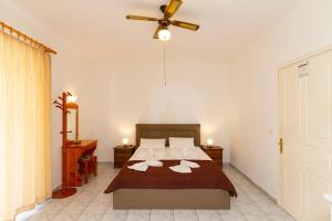 Ένα ή περισσότερα κρεβάτια σε δωμάτιο στο Ξενοδοχείο Παγώνα