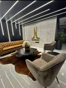 ein Wohnzimmer mit einer Couch und einem Tisch und Stühlen in der Unterkunft Luxurious apartment with all comforts in El Pary