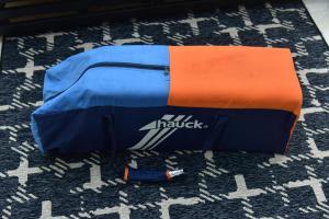 Una bolsa azul y naranja sobre una alfombra en Modern and cozy apartment in the heart of Kenitra, en Kenitra