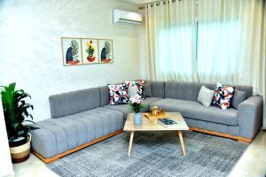 Una sala de estar con un sofá y una mesa de café. en Modern and cozy apartment in the heart of Kenitra, en Kenitra 41 fotos más