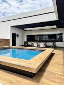 ein Swimmingpool mitten in einem Haus in der Unterkunft Luxurious apartment with all comforts in El Pary