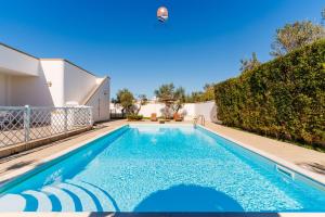 ein Swimmingpool im Hinterhof eines Hauses in der Unterkunft Villa èlitè by Vivimy in Taviano + 3 Fotos
