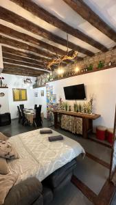 a room with a table and a tv on the wall at NUEVO! PUENTE DE PIEDRA a 5´del PILAR in Zaragoza
