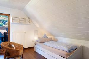 una habitación con una cama en la esquina de una habitación en Ferienwohnung Waldblick, en Simonswald