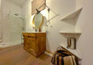 蒙彼利埃T4 Haussmannien Au Centre De Montpellier的浴室里有洗手池和镜子