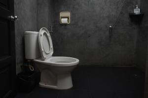 Ένα μπάνιο στο Burning Flame Patong