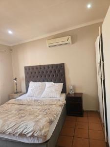 Ένα ή περισσότερα κρεβάτια σε δωμάτιο στο Jakaranda house