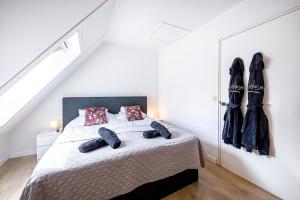 Postel nebo postele na pokoji v ubytování Theislandlife Vakantiehuis met privé jacuzzi en 3 B&B kamers