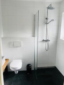 Koupelna v ubytování Theislandlife Vakantiehuis met privé jacuzzi en 3 B&B kamers + 11 fotografií