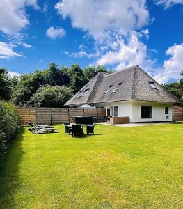 Zahrada ubytování Theislandlife Vakantiehuis met privé jacuzzi en 3 B&B kamers