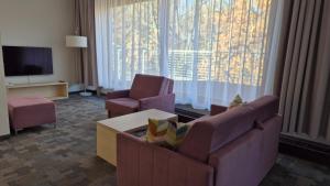 Una sala de estar con un sofá y sillas y un televisor. en Golden Tulip Międzyzdroje Residence, en Międzyzdroje 38 fotos más