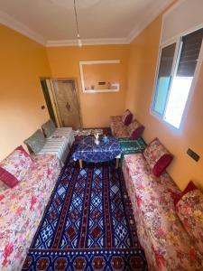een kamer met een bank en een tafel. bij house surrounded by trees in a village in Tiznit