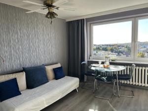 un soggiorno con un divano e un tavolo di Apartament w RedLovie a Gdynia