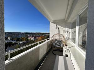 balcone con sedia e vista di Apartament w RedLovie a Gdynia