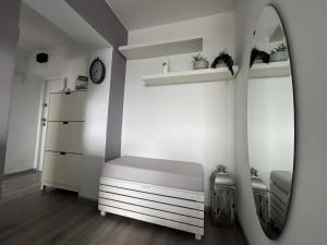 una camera con specchio e toletta di Apartament w RedLovie a Gdynia