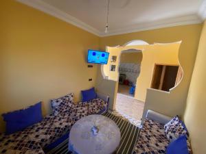 een woonkamer met een bank en een tafel bij house surrounded by trees in a village in Tiznit +73 foto's