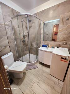 Ένα μπάνιο στο Sea Breeze ApartHotel - Beach Pool & Spa Resort