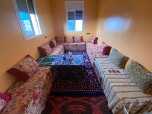 Posezení v ubytování house surrounded by trees in a village