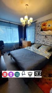 une chambre avec un grand lit et un mur de briques dans l'établissement 2 bedroom apartment metro Vasilkovskaya Институт Рака, à Kiev