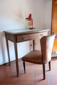 Defstero Asteri في ريجيو إيميليا: مكتب به مصباح احمر وكرسي +27 صورة