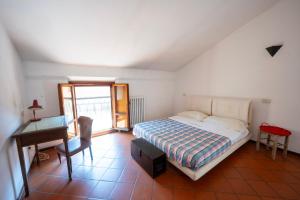 Defstero Asteri في ريجيو إيميليا: غرفة نوم بها سرير وطاولة ومكتب