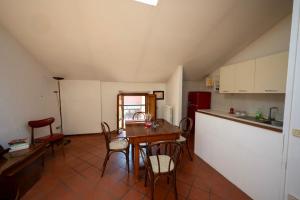 Defstero Asteri في ريجيو إيميليا: مطبخ مع طاولة وكراسي في الغرفة