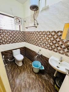 un baño con inodoro y lavabo en Olive By David Residency - Just 4 Kms from Meenakshi Amman Temple, en Madurai
