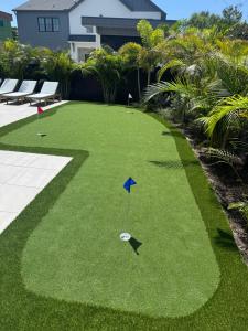 サラソタにあるCoastal Luxe, SaltPool Spa, 5miles to Siestaの芝生に青い旗が掲げられたゴルフコース