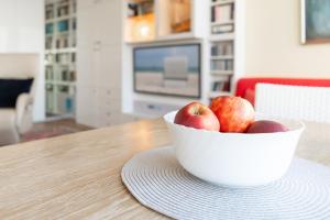 a bowl of apples sitting on a table at Hang 13 Wohnung 26 in Scharbeutz +28 photos