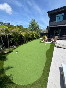 サラソタにあるCoastal Luxe, SaltPool Spa, 5miles to Siestaの家の隣の緑草の庭