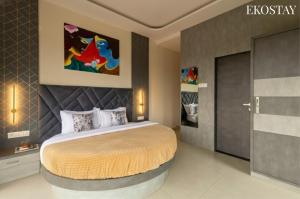 潘奇加尼EKOSTAY - Terra Cotta Villa的房间里有一张大床的卧室